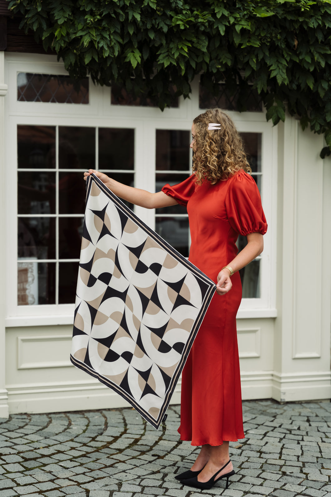 Arch collection in black and beige