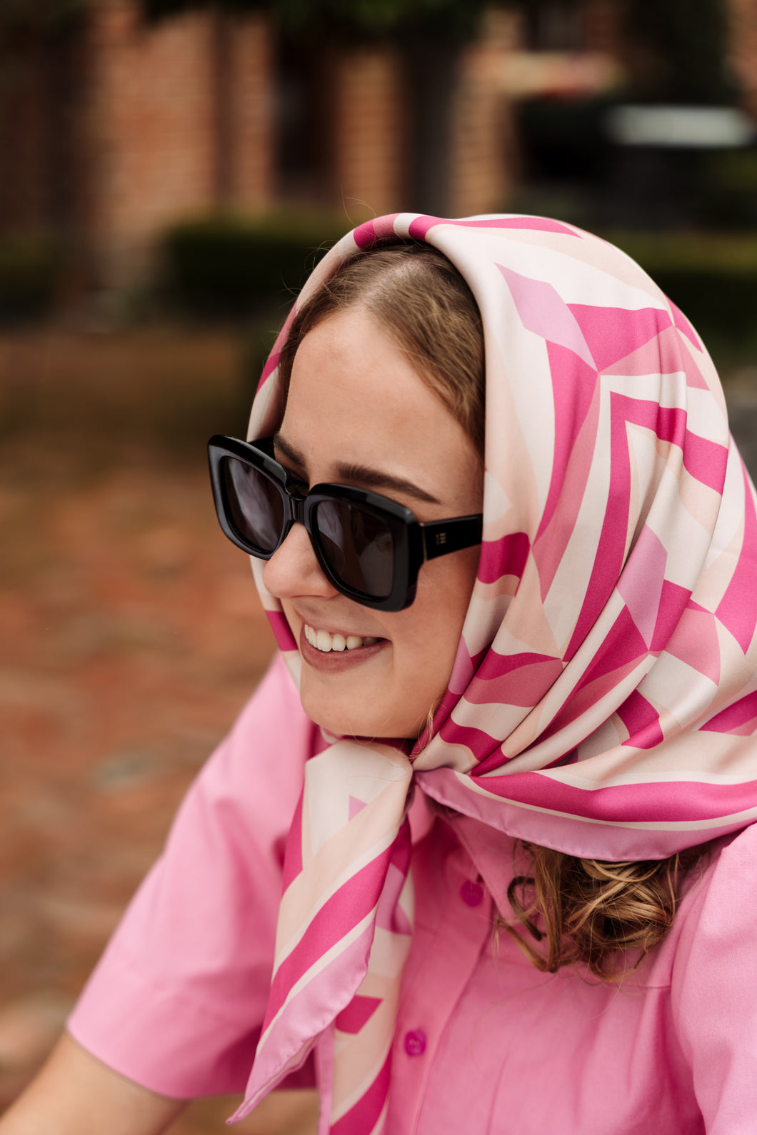 Geometrical illusion in Pink